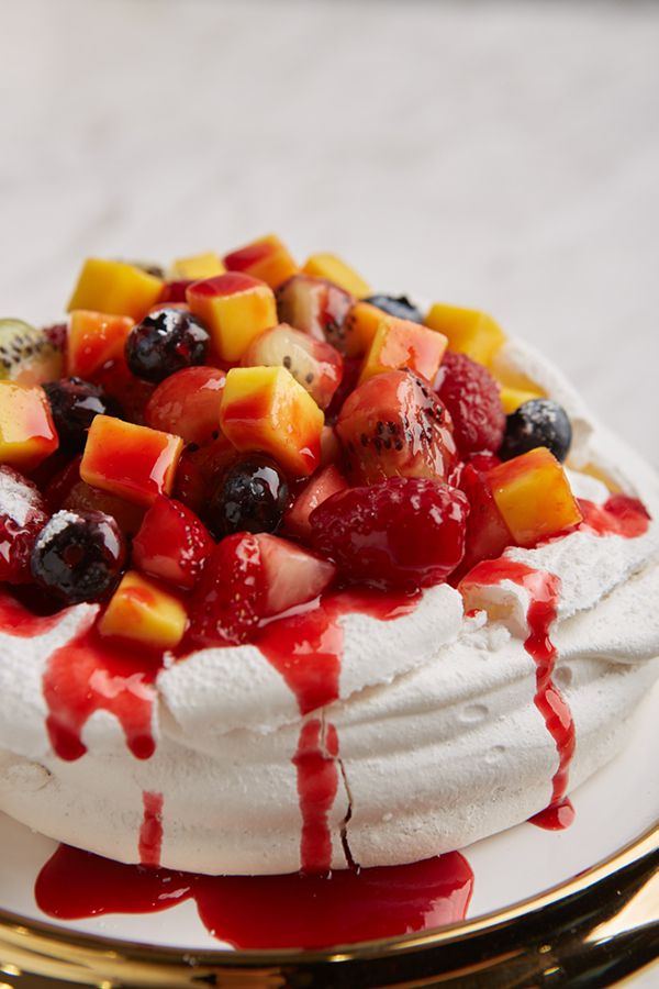 LADY L : Pavlova with mixed berries